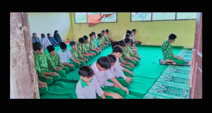 Sholat Dhuha Jadi Rutinitas Pagi di MTsN 5 Sarolangun 