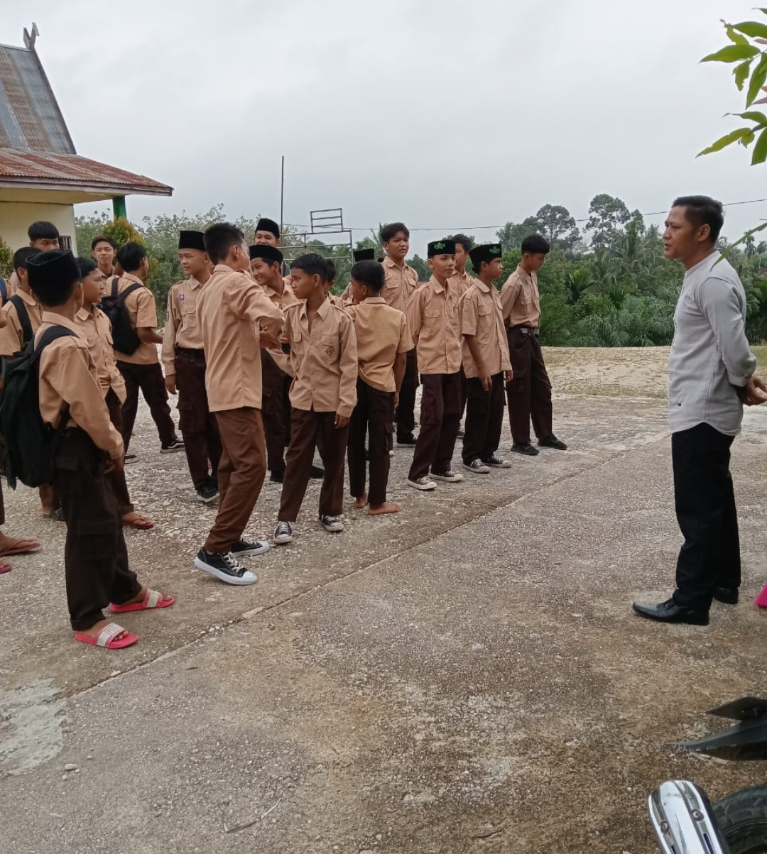 Staf Tata Usaha MTs N 5 Sarolangun mengamankan enam siswa 