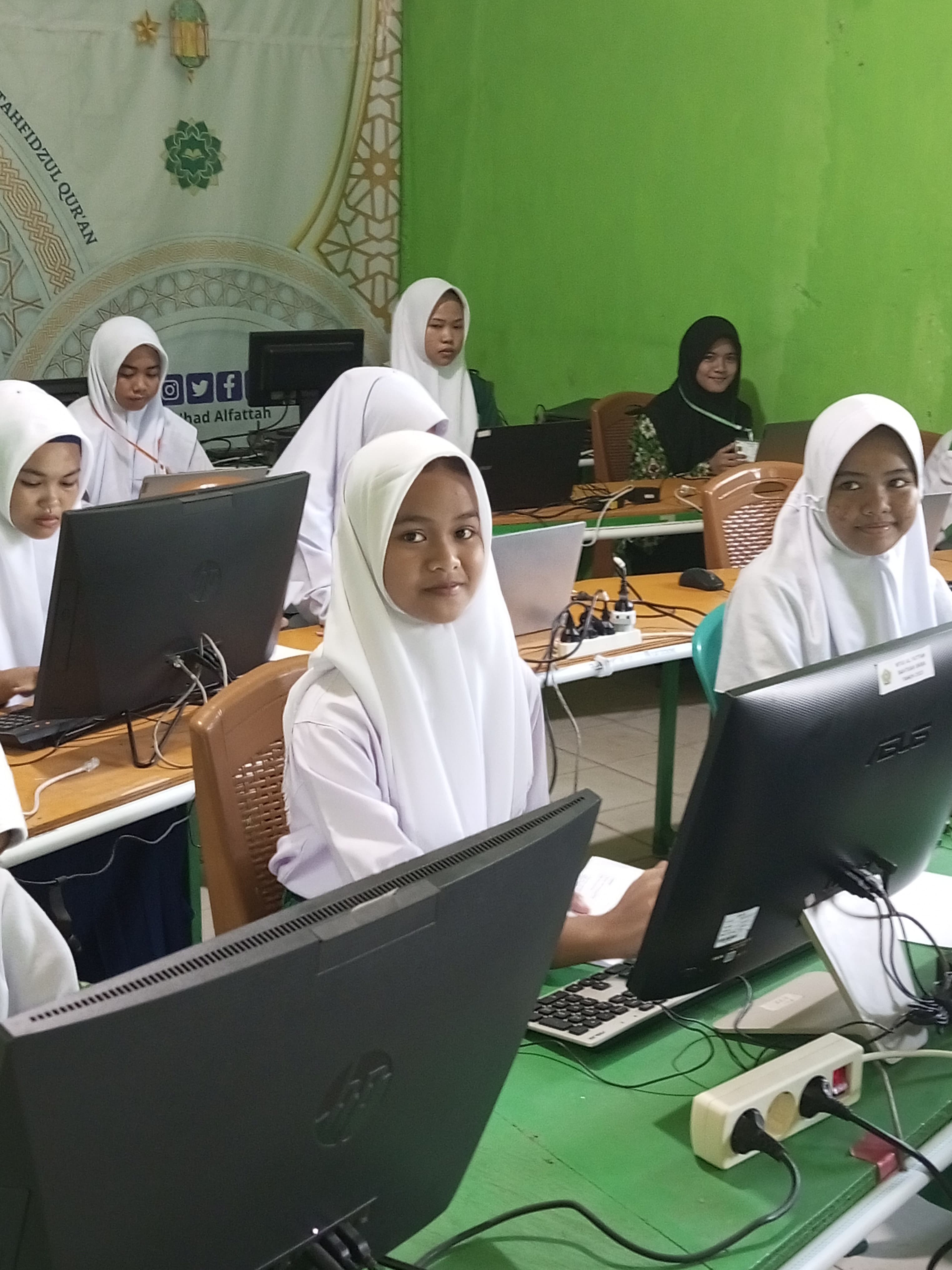 News Siang : SEMANGAT PESERTA DAN PENDAPING SEKALIGUS PEMBIMBING KSM MTS N 5 SAROLANGUN