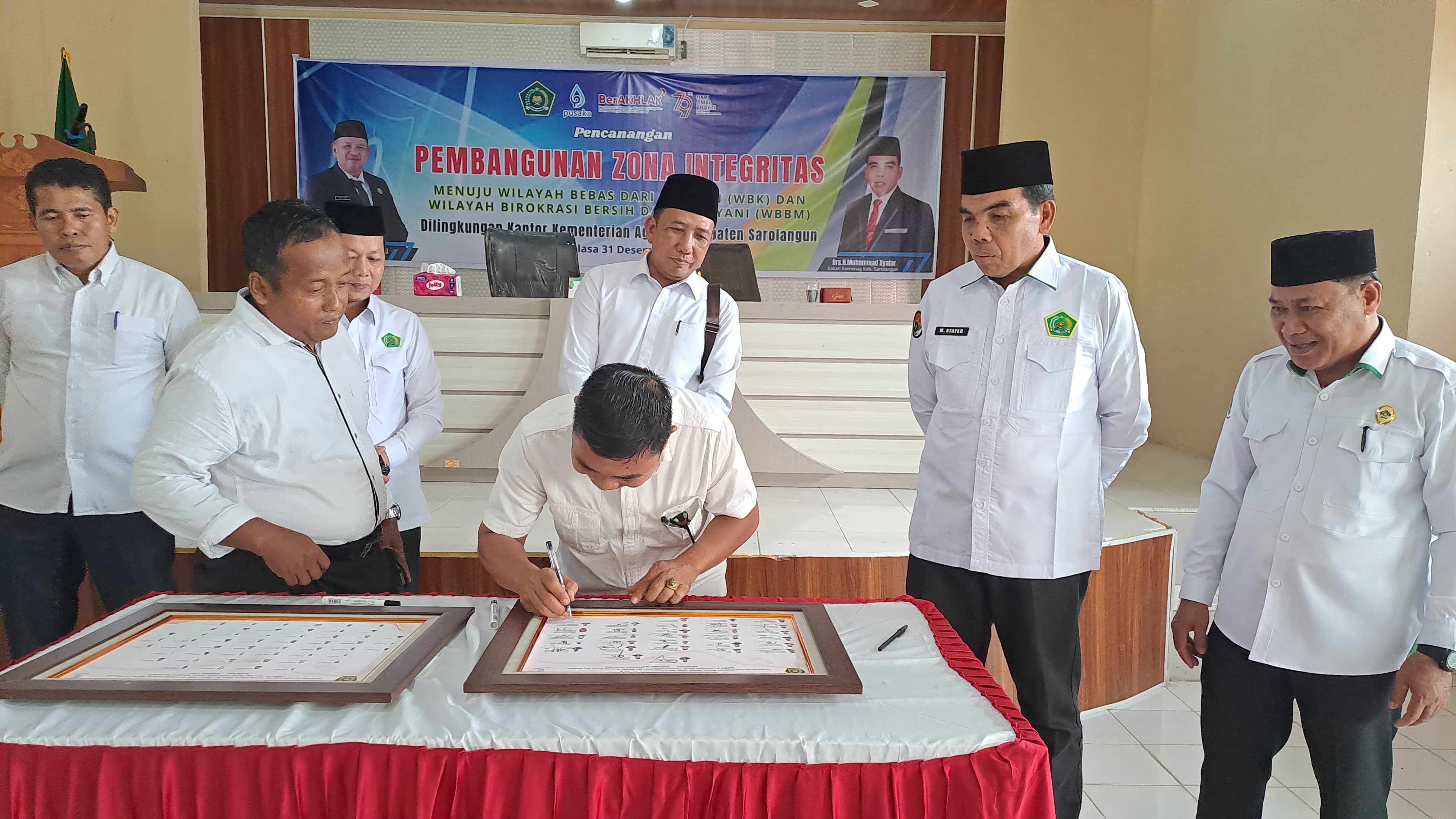 Kantor kementrian agama kabupaten sarolangun lakukan penandatanganan deklarasi pembangunan zona integritas (zi) menuju wilayah bebas dari korupsi (wbk) Kantor kementrian agama kabupaten sarolangun lakukan penandatanganan deklarasi pembangunan zona integritas (zi) menuju wilayah bebas dari korupsi (wbk)