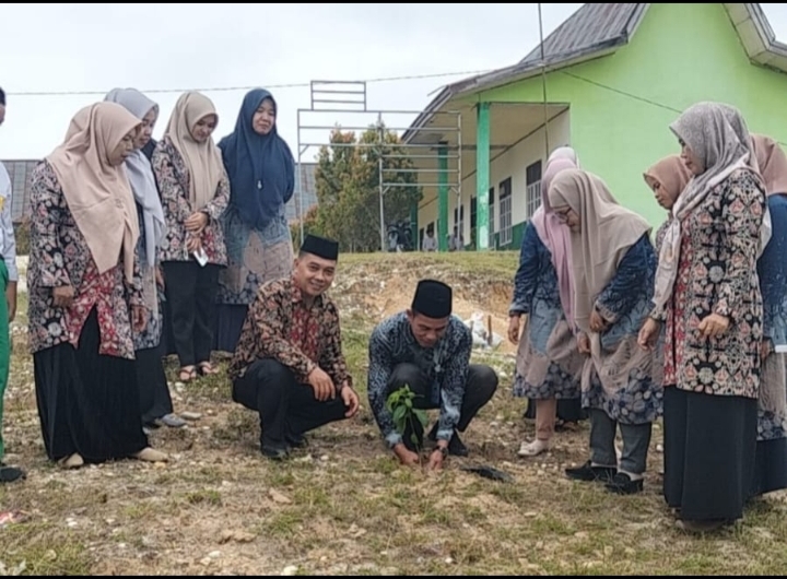 MTSN 5 SAROLANGUN MELAKSANAKAN PENANAMAN POHON PELINDUNG DAN BUAH BUAHAN DAN AGENDA WORKSHOP GURU PENYUSUNAN KISI-KISI SOAL ASESMEN MADRASAH TAHUN PELAJARAN 2024/2025 MTSN 5 SAROLANGUN MELAKSANAKAN PENANAMAN POHON PELINDUNG DAN BUAH BUAHAN DAN AGENDA WORKSHOP GURU PENYUSUNAN KISI-KISI SOAL ASESMEN MADRASAH TAHUN PELAJARAN 2024/2025